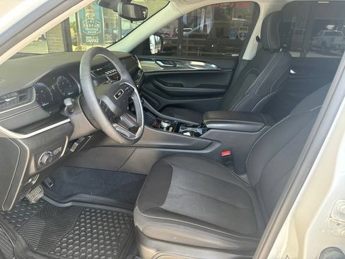 Used 2023 Jeep Grand Cherokee Laredo w/ Luxury Tech Group I AWD/4WD image 8