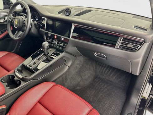 Certified 2024 Porsche Macan AWD/4WD image 31