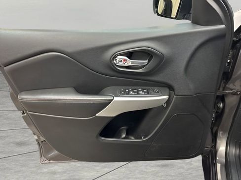 Used 2018 Jeep Cherokee Latitude Plus w/ Comfort/Convenience Group FWD image 10