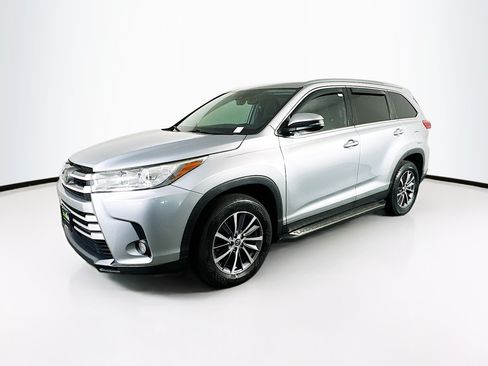 Used 2019 Toyota Highlander XLE FWD image 3