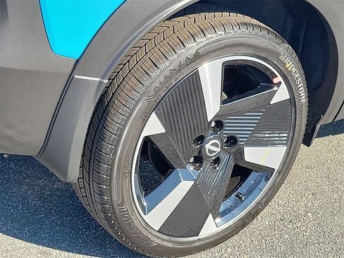 New 2025 Nissan Kicks SR image 3