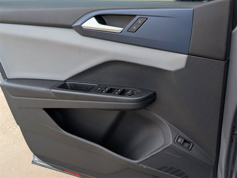 Used 2023 Volkswagen Taos SE w/ Panoramic Sunroof Package image 17