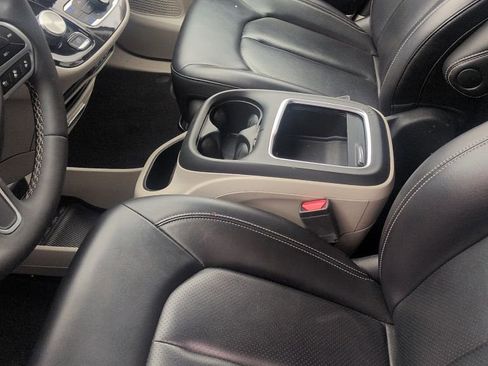 Used 2024 Chrysler Pacifica Select image 2