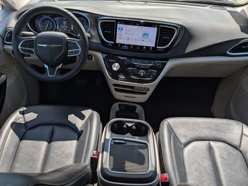 Used 2024 Chrysler Pacifica Touring-L FWD image 10