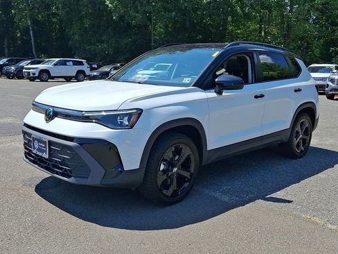 Certified 2025 Volkswagen Taos SE image 5