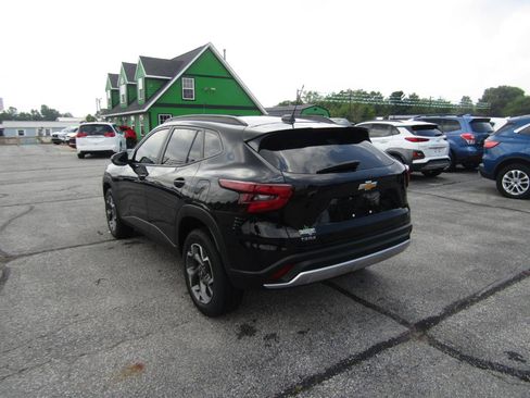 Used 2025 Chevrolet Trax LT w/ Driver Confidence Package FWD image 5