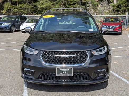 Used 2023 Chrysler Pacifica Limited image 3