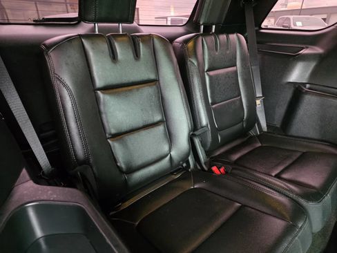 Used 2018 Ford Explorer XLT w/ Equipment Group 202A FWD image 17