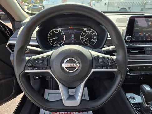 Used 2025 Nissan Altima 2.5 SV FWD image 31