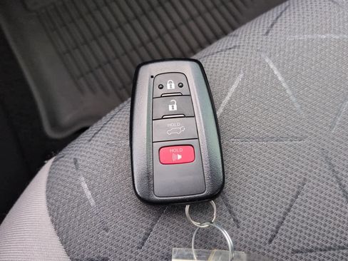 Used 2021 Toyota RAV4 XLE w/ Convenience Package FWD image 27