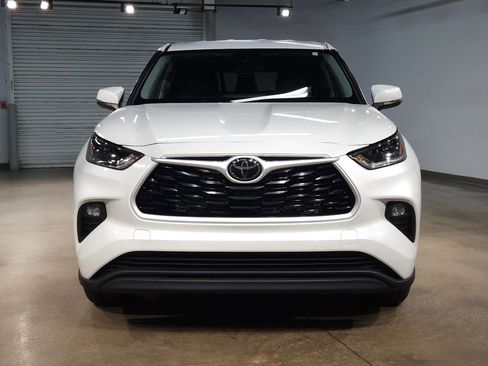 Certified 2025 Toyota Highlander LE FWD image 2