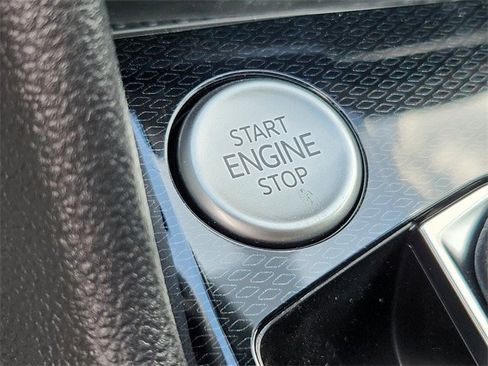 New 2025 Volkswagen Taos SE image 19