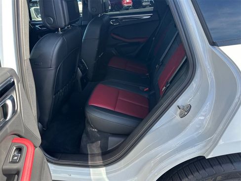Used 2022 Porsche Macan image 21
