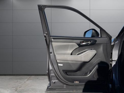 Used 2022 Toyota Highlander XLE image 15