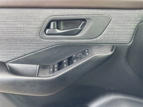 Used 2023 Nissan Rogue S image 22