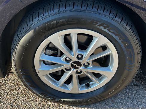 Used 2024 Kia Carnival LX image 8