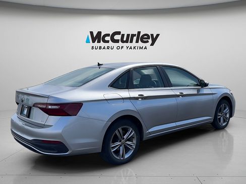 Used 2024 Volkswagen Jetta SE FWD image 7