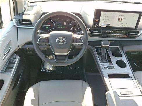 Certified 2025 Toyota Sienna XLE FWD image 22