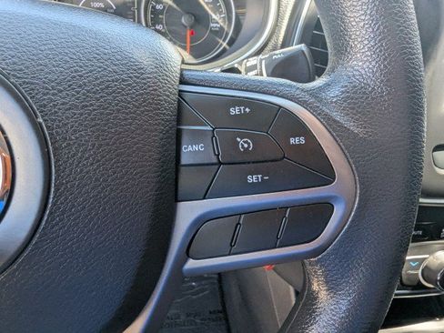Used 2019 Jeep Cherokee Latitude w/ Popular Appearance Group AWD/4WD image 15