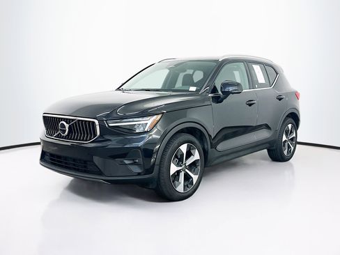 Used 2025 Volvo XC40 B5 Plus image 3