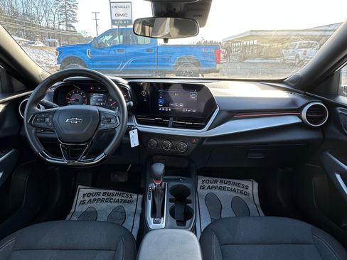 Used 2024 Chevrolet Trax RS w/ Sunroof Package FWD image 17