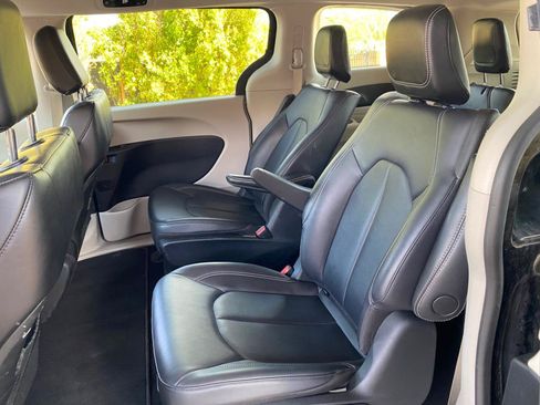 Used 2024 Chrysler Pacifica Limited FWD image 29