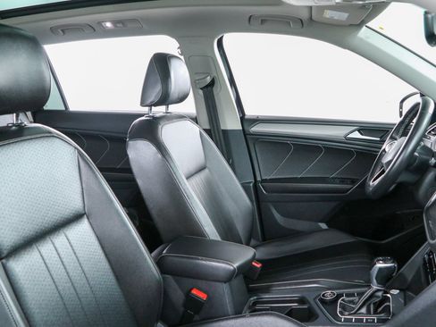 Used 2022 Volkswagen Tiguan SE w/ Panoramic Sunroof Package AWD/4WD image 27