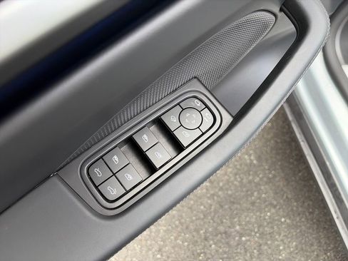 Used 2025 Porsche Macan 4 Electric AWD/4WD image 18