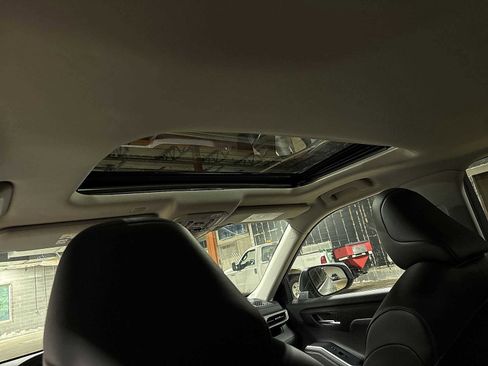 Used 2022 Toyota Highlander XLE AWD/4WD image 25