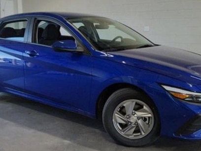 New 2025 Hyundai Elantra SE