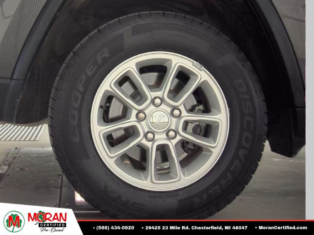 Used 2020 Jeep Grand Cherokee Laredo AWD/4WD image 14