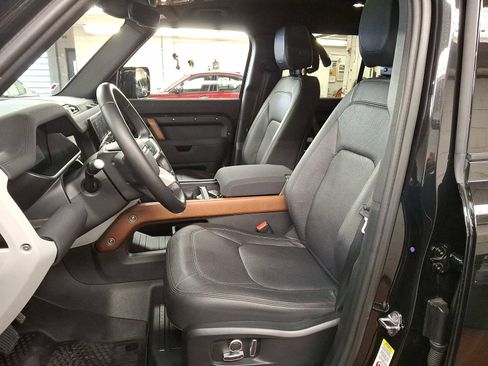 Used 2023 Land Rover Defender 130 SE image 12