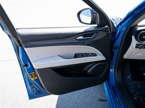 Used 2021 Alfa Romeo Stelvio Ti w/ Nero Edizione image 17