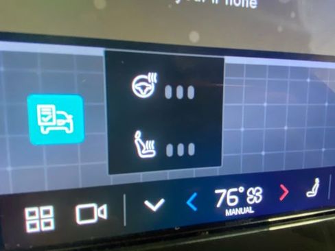 Used 2025 Volvo XC40 B5 Core image 25