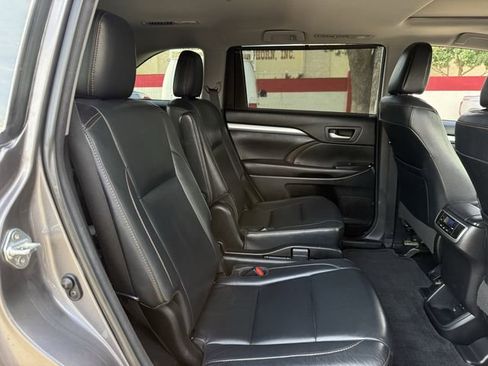 Used 2018 Toyota Highlander XLE FWD image 32