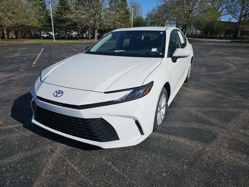 Used 2025 Toyota Camry LE image 2