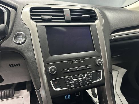 Used 2019 Ford Fusion SE FWD image 19