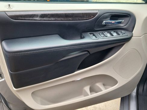 Used 2020 Dodge Grand Caravan SE FWD image 15