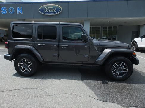 Used 2025 Jeep Wrangler Unlimited Sahara AWD/4WD image 2