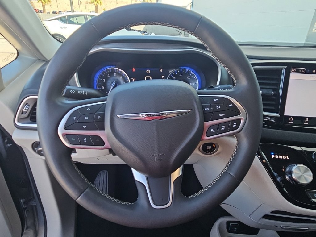 Used 2024 Chrysler Pacifica Touring-L FWD image 14