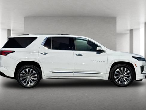 Used 2023 Chevrolet Traverse Premier FWD image 3