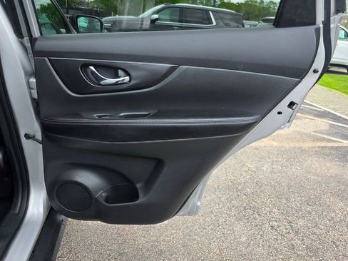 Used 2017 Nissan Rogue SV AWD/4WD image 11
