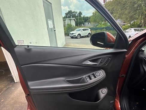 Used 2020 Buick Encore GX Essence w/ Experience Buick Package FWD image 11