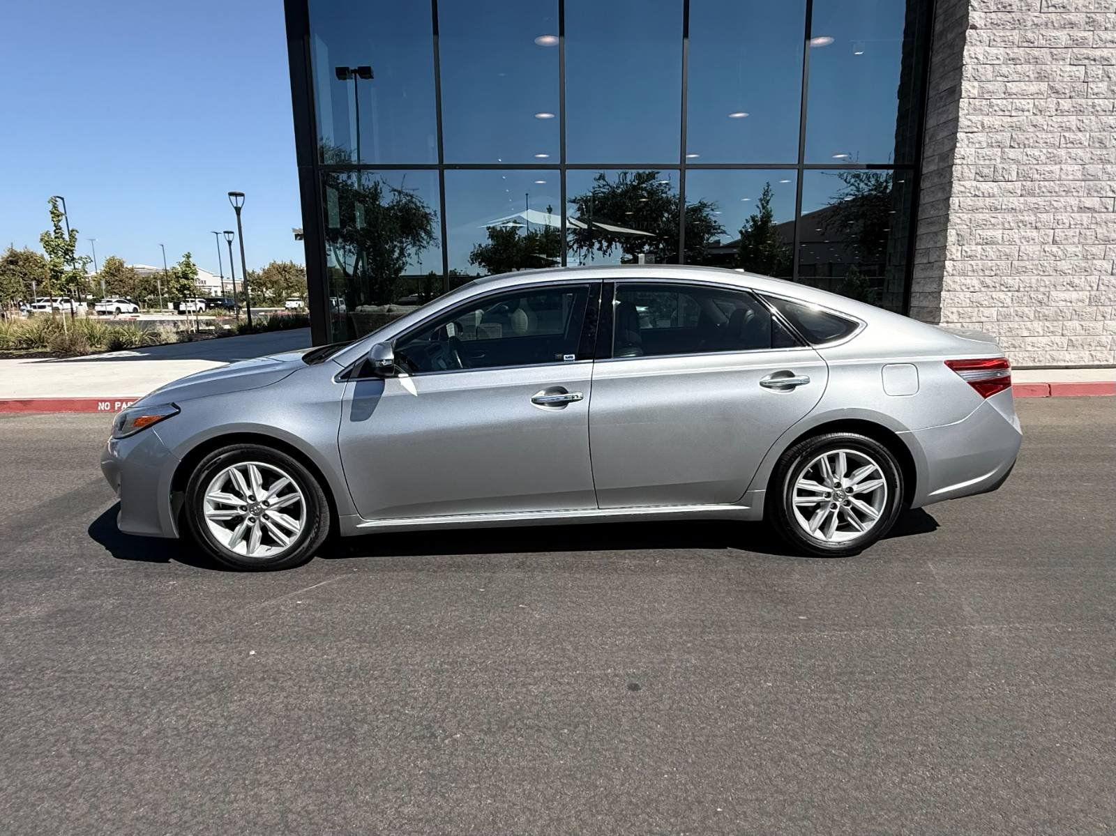 Used 2015 Toyota Avalon XLE FWD image 12