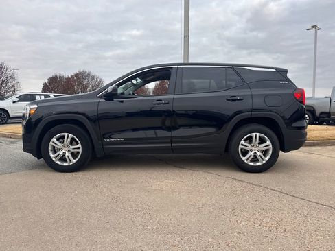 Used 2024 GMC Terrain SLE image 3
