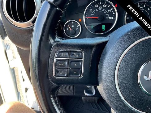 Used 2018 Jeep Wrangler Unlimited Sahara w/ Connectivity Group AWD/4WD image 12