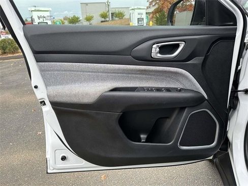 Used 2024 Jeep Compass Latitude image 18