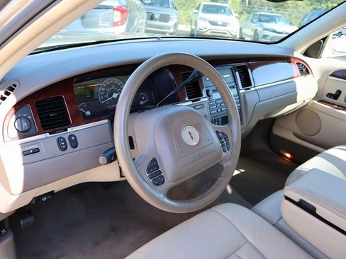 Used 2004 Lincoln Town Car Signature image 16