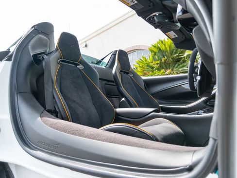 Used 2025 McLaren Artura Spider RWD image 21