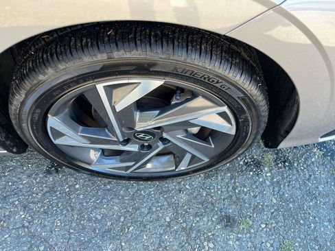 Used 2025 Hyundai Elantra SEL image 30